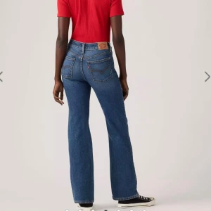 Levi's lowboot jeans - Säljer mina älskade Levis lowboot jeans i strl 24x32 (motsvarar en XS med en längd som passar mig på 170cm). Använda 2 gånger så fint skick ❣️