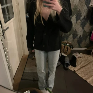 Ljusblå raka jeans - Säljer ett par ljusblå jeans med klassisk femficksdesign och raka ben. Jeansen har normal passform och midja, och är tillverkade i ett mjukt denimtyg. Perfekta för en avslappnad och trendig look.