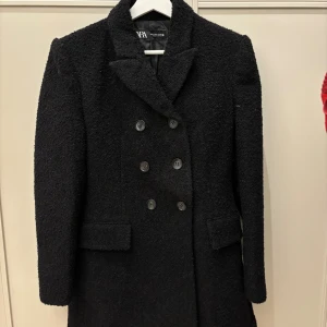 Svart kappa från Zara  - svart kappa i teddymaterial.  