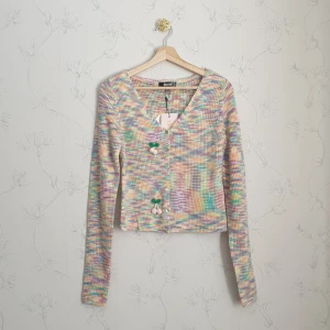 Missguided stickad kofta med körsbär - 🌷FÖRST TILL KVARN!🌷 Super gullig stickad kofta i färgat garn med små rosa hängande körsbär på. Från Asos, missguided. Helt slutsåld på hemsidan, ville byta storllek men då var den redan slut på nätet. Nyskick, aldrig använd med lappar kvar!