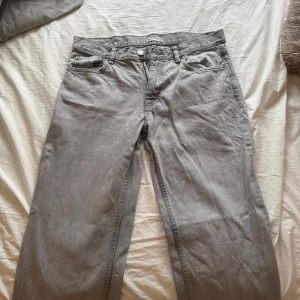Grå jeans från Perfect Jeans, strl 40 - Snygga grå jeans från Perfect Jeans i storlek 40. Modellen har klassisk femficksdesign, raka ben och normal midja. Jeansen är tillverkade i mjukt bomullsmaterial och har en stilren look som passar till sneakers eller boots.