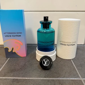 Louis Vuitton Afternoon Swim parfym - Upptäck Afternoon Swim från Louis Vuitton – en Eau de Parfum med snygg förpackning och exklusiv känsla. Perfekt för dig som vill sticka ut med en ikonisk doft från ett av världens mest kända modehus. 100ml. Endast sprutad ett fåtal gånger.