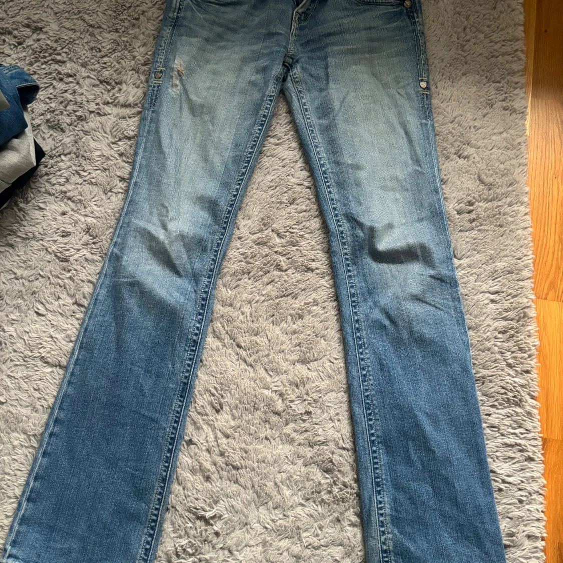 Blå bootcut jeans från Sang Real - 1