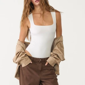 Body  - Vit body ifrån zalando i storlek M, passar S även också. Använd 2 gånger men inget som ska synas så den är hel och fin. Original pris 199