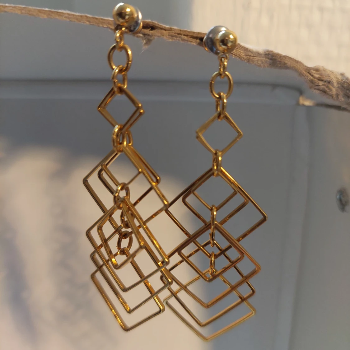 Geometriska guldiga örhängen