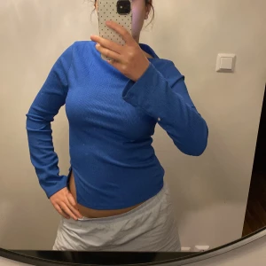 Elegant tröja från Gina tricot - Världens finaste tröja från Gina, gammal modell men såååå fin passform. Är så kär i denna, men har aldrig kommit till användning🙌❤️  fin till semester eller speciella tillfällen!!