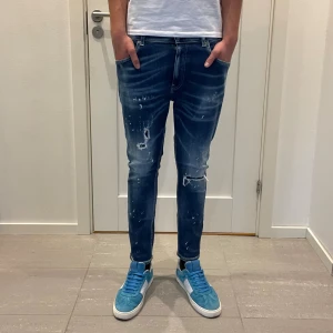 Dondup Jeans - Säljer nu dessa Dondup Jeans med super snygga slitningar och tvätt/färsgstink i designen, skriv för fler bilde/frågor🙌🏼