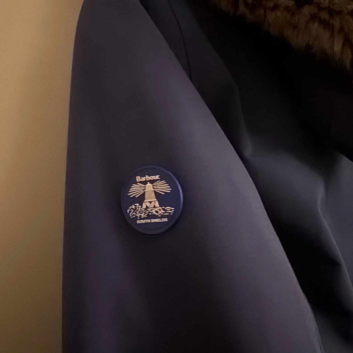 Mörkblå parkas från Barbour med fuskpäls - 3