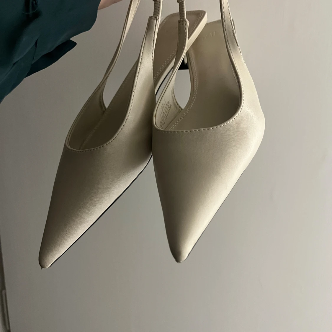 Beige pumps med spetsig tå och klack - 1