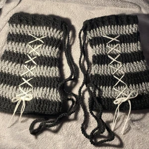 Virkade benvärmare - Virkade benvärmare med lång snörning. Virkade med akrylgarn, perfekt till hösten💕