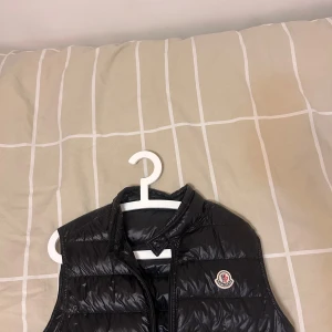 Moncler väst - Nyskick, strlk M