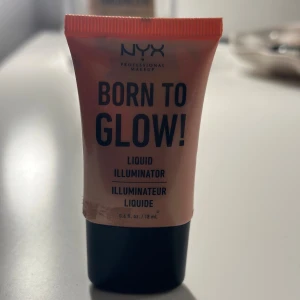 NYX Born To Glow Liquid Highlighter - NYX Born To Glow Liquid Illuminator i en smidig tub på 18 ml. Ger en snygg glow med en lätt rosa-tonad finish. Perfekt för att highlighta ansiktet eller använda innan foundation.