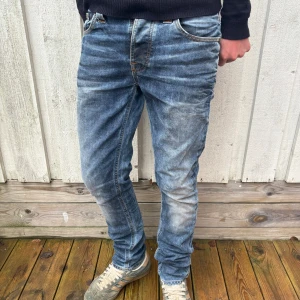*SJUK TVÄTT* NUDIE GRIM TIM - Säljer nu dessa sjukt snygga nudie jeans i den populära slimfit modellen ”Grim Tim”!🌤️🍁| Storlek 30/32 men passar 29/32 bättre!🤠| Pyttelitet slitage i grenen, inget hål och märks bara vid mycket noga inspektion! Bild 3 visar en liten slitning på knät, mycket snyggt lagad | Hör gärna av dig!✌🏻👑