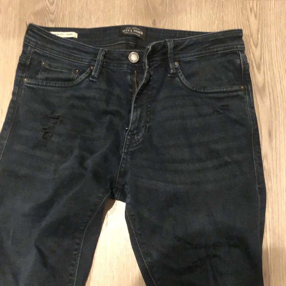 Mörkblå slim jeans med slitningar - 2