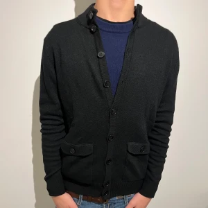 Kashmir cardigan - Riktigt snygga Kashmir cardigan i strl S. Riktigt snygg att exempelvis ha över en hoodie men funkar som en vanlig kofta också. Hör av dig vid frågor.