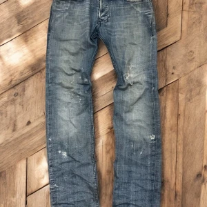 Diesel Safado Vintage Jeans Straight y2k archive - Vintage Diesel jeans, modell Safado. Straight fit med lite flare. Diesel’s klassiska bullethole-design syns på modellen. Mycket gott skick, sällsynt par nuförtiden. W29 L32 Mått Midja: 40 cm Längd: 107 cm Skriv vid frågor! 