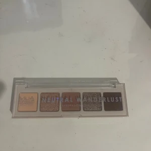 Neutral Wanderlust ögonskuggspalett MUA - Snygg ögonskuggspalett från MUA med fem nyanser i neutrala toner, både matta och skimriga. Perfekt för att skapa allt från naturliga till mer markerade ögonlooks. Kompakt förpackning med genomskinligt lock.
