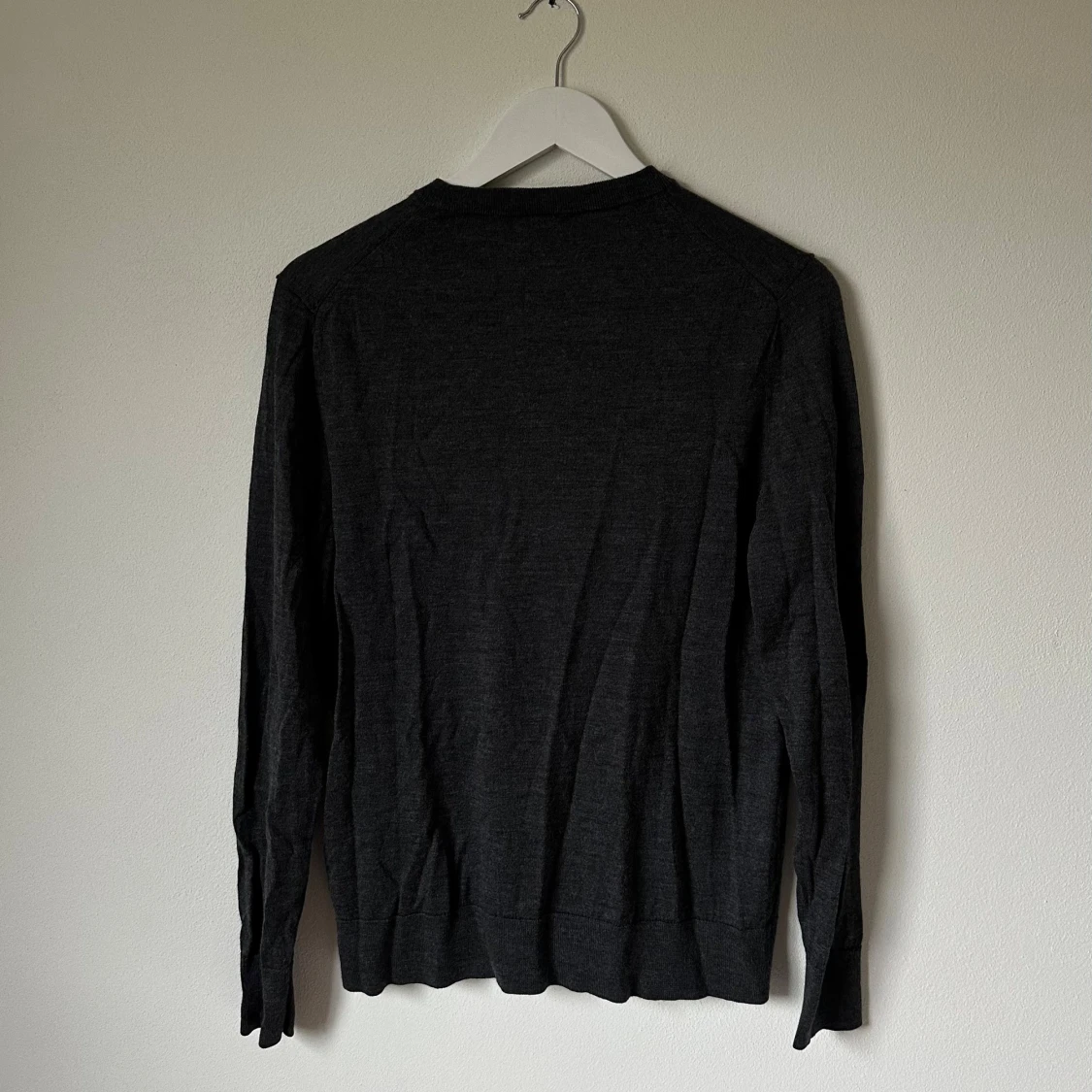 Mörkgrå stickad tröja från ARKET - 1