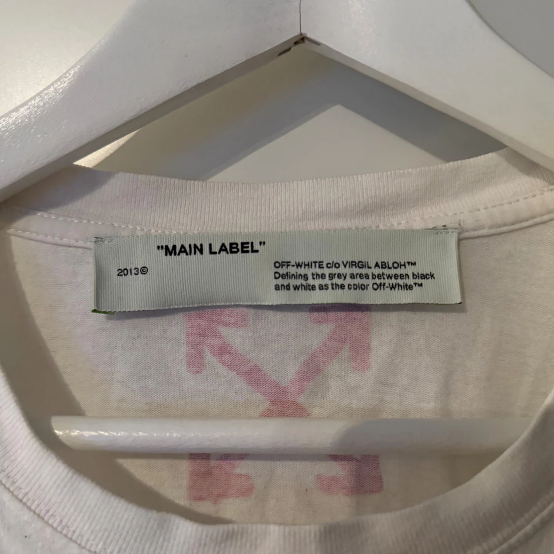 Vit Off-White t-shirt med rosa tryck - 2