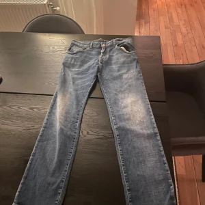 Blå jeans från Dsquared2 - Snygga blå jeans från Dsquared2, Super skick ingenting som är sönder på byxorna säljer dessa pågrund av att jag växt ut mig på byxorna. Detta är barnstorlek i 14Y köpta för 3200 kr 