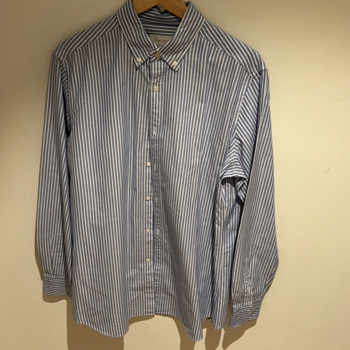 Blårandig skjorta med knappar