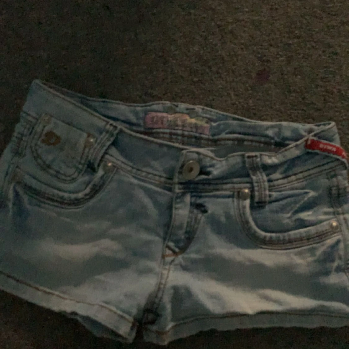 Ljusblå jeansshorts med detaljer - 1