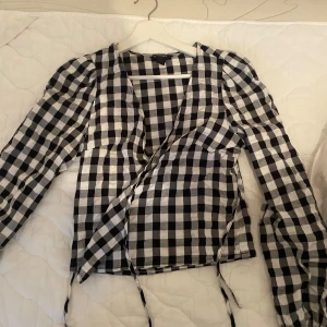 Rutig blus - Rutig omlottblus från monki!