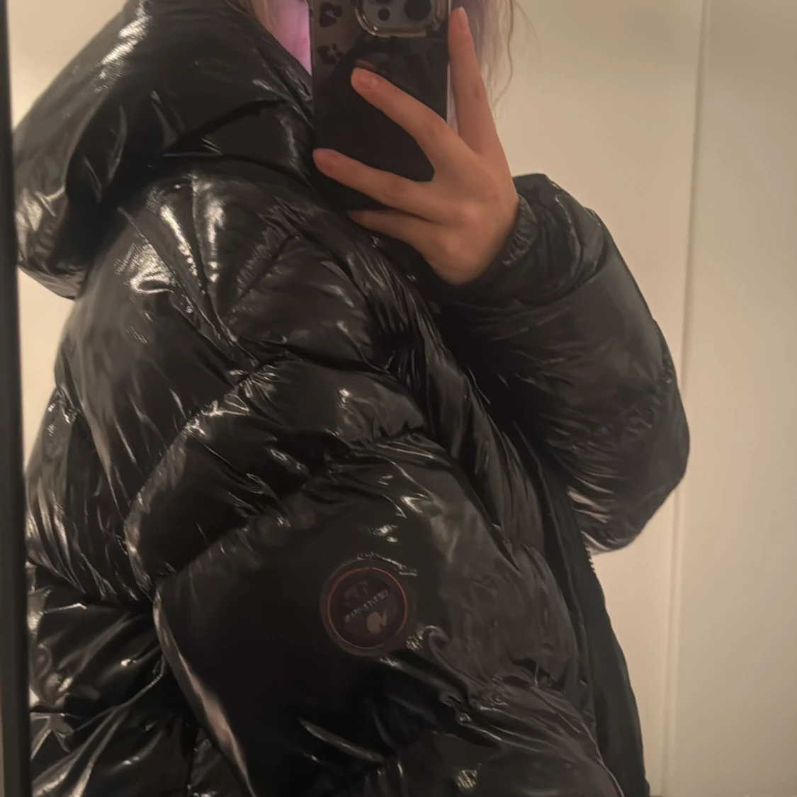 Svart glansig puffig vinterjacka - 2