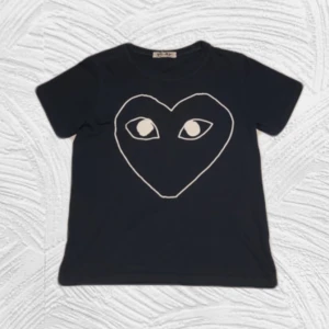 Mörkblå Comme Des Garçons Tshirt - Mörkblå Comme Des Garçons tshirt i storleken S! Använd men i fint skick, köpt här på så kan ej garantera äktheten. Höra av er vid funderingar!🌟