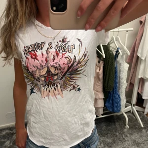 Zadig voltaire t-shirt  - Jätte fin t-shirt i super bra skick! Bara användt några gånger