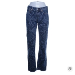 Populära weekday jeans  - Coola mörkblå jeans från weekday, endast andvänd fåtal gånger. Säljs ej längre. Är lite osäker på storlek men jag har 36 i jeans och de är lite små! 