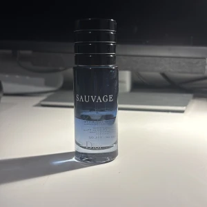 Dior Sauvage Eau de Toilette 30ml - Snygg och modern parfym från Dior, Sauvage Eau de Toilette. Flaskan är på 30 ml och är refillbar. Tillverkad i Frankrike. Perfekt storlek att ta med överallt. Det är ungefär 13/30 ml kvar. 