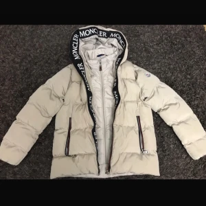 Moncler jacka  - Intressekoll på min superfina jacka! Skriv pris ni hade kunnat lagt