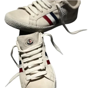 Moncler skor  - Säljer dessa sjukt snygga moncler skor. Inga defekter. Hör av dig vid minsta fundering!🤝