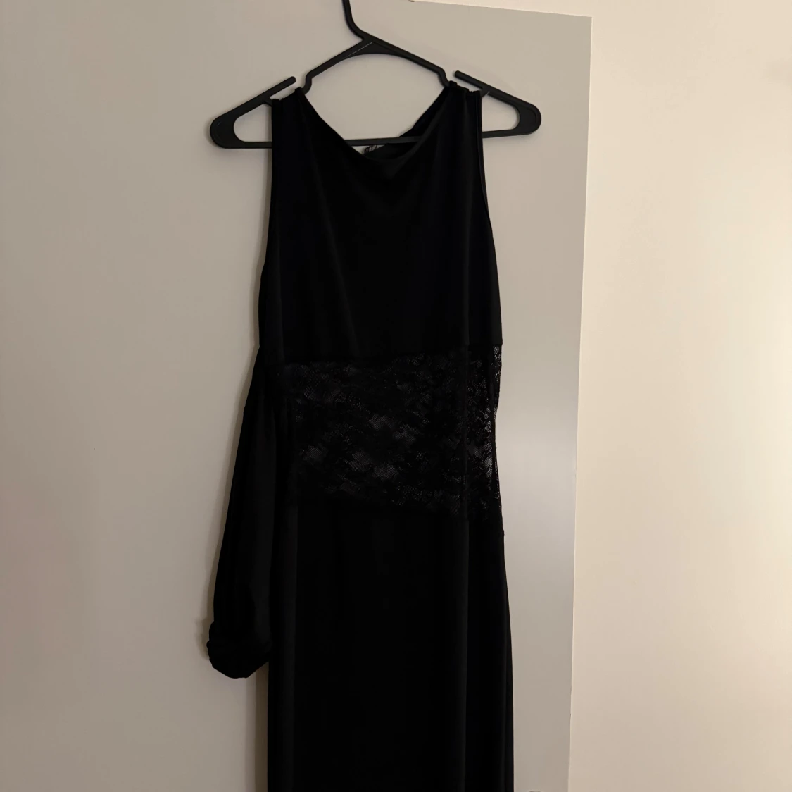 Fin tight svart spetsklänning - 2
