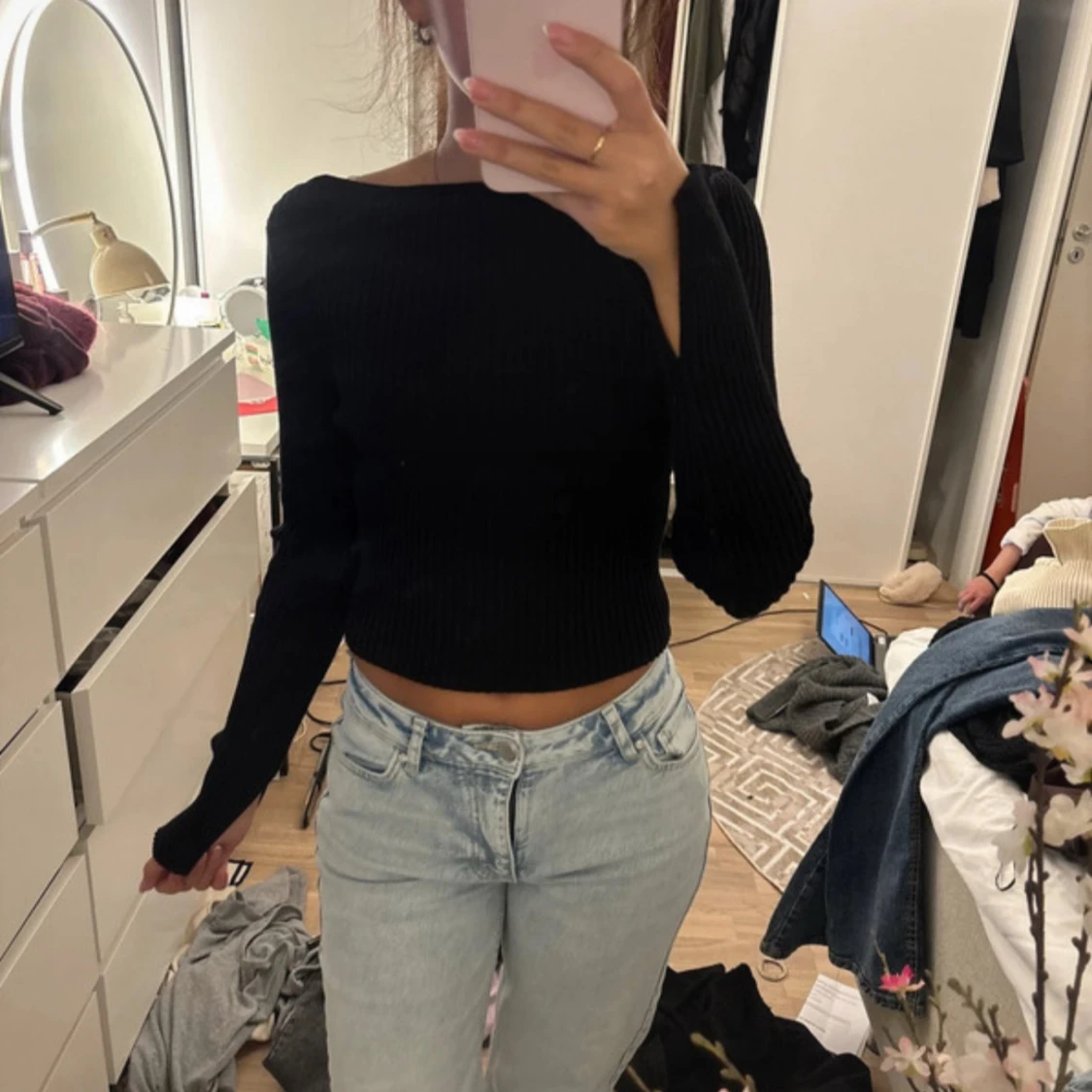 Svart ribbad croppad långärmad topp