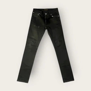 Nudie Jeans - Säljer dessa tvärsnygga jeans från Nudie. Modellen är Lean Dean stl W32 L34. De är som nya, inga defekter överhuvudtaget. Inga som helst hål eller revor🌟Dm:a för fler bilder o likande. Kan tänka mig gå ner i pris vid snabb affär :)