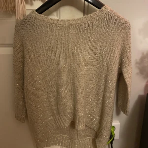Glittrig tröja - Från Warehouse, köpt här på plick <3 Väldigt fin💕