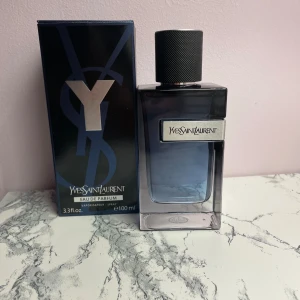 Yves Saint Laurent Eau de Parfum - Stilren parfym från Yves Saint Laurent, 100 ml. Perfekt för dig som vill ha en modern och exklusiv känsla i din doftsamling. Snygg flaska och ikonisk design som sticker ut.