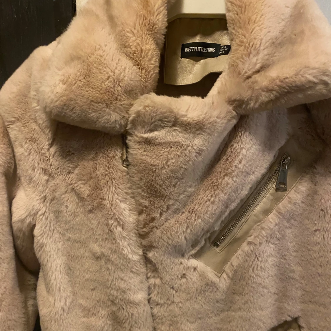 Beige pälsjacka med bälte och dragkedja - 1