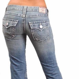 Blåa true religion jeans - Snygga blå jeans från True Religion. Lite slitna nere vid fötterna. Men annars ser bra ut. Kontakta mig för frågor💞