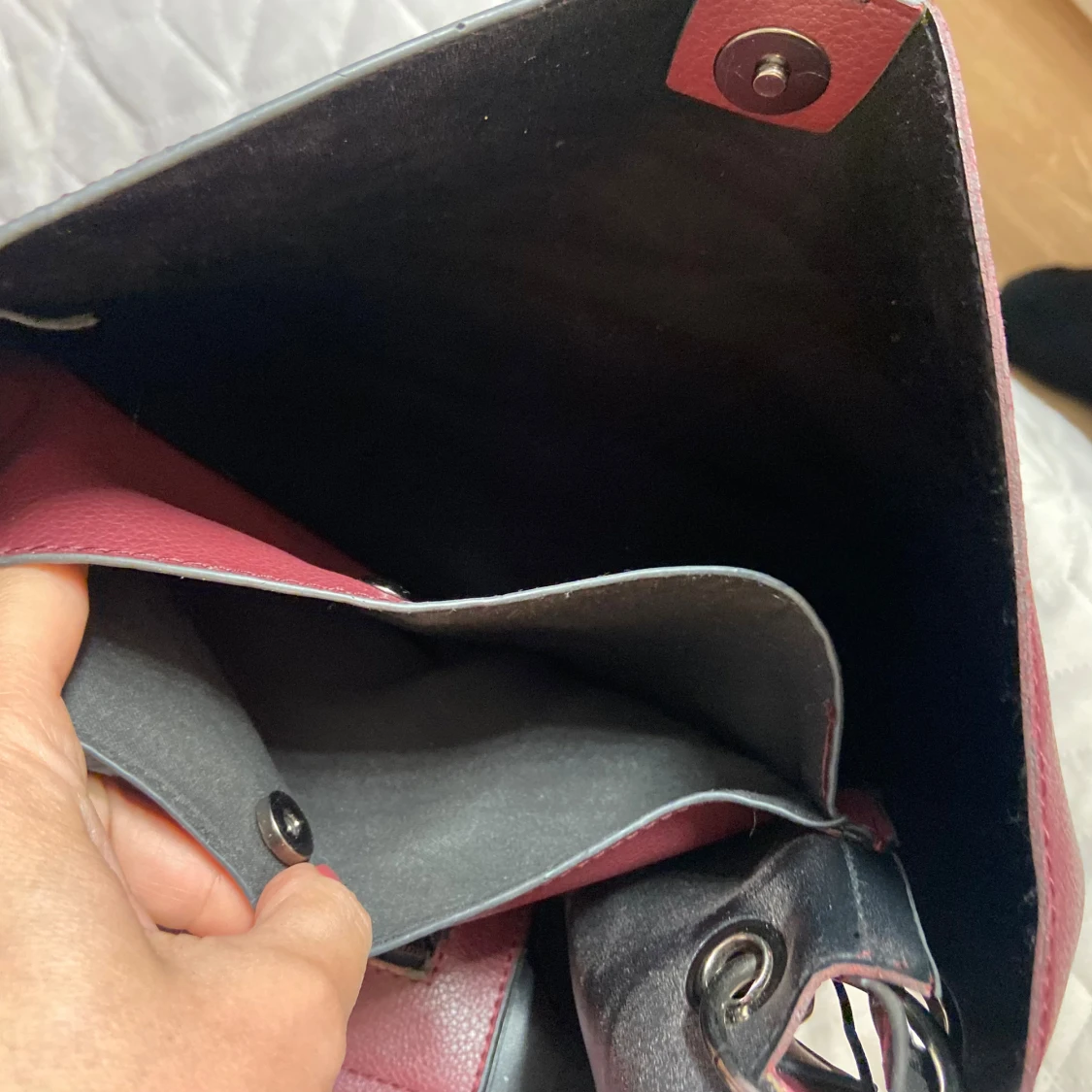 Vinröd axelväska med kedjedetaljer,Oanvänd  - 3