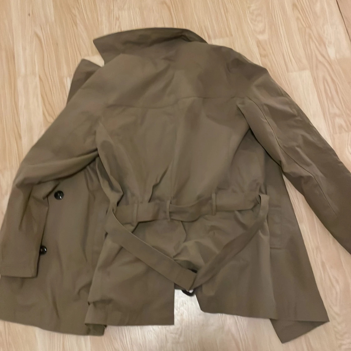 Beige trenchcoat med bälte och knappar - 2