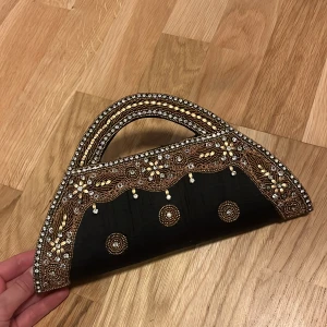 Unik kuvertväska  - Unik handväska med broderade detaljer och pärlor 💞 Innerficka finns