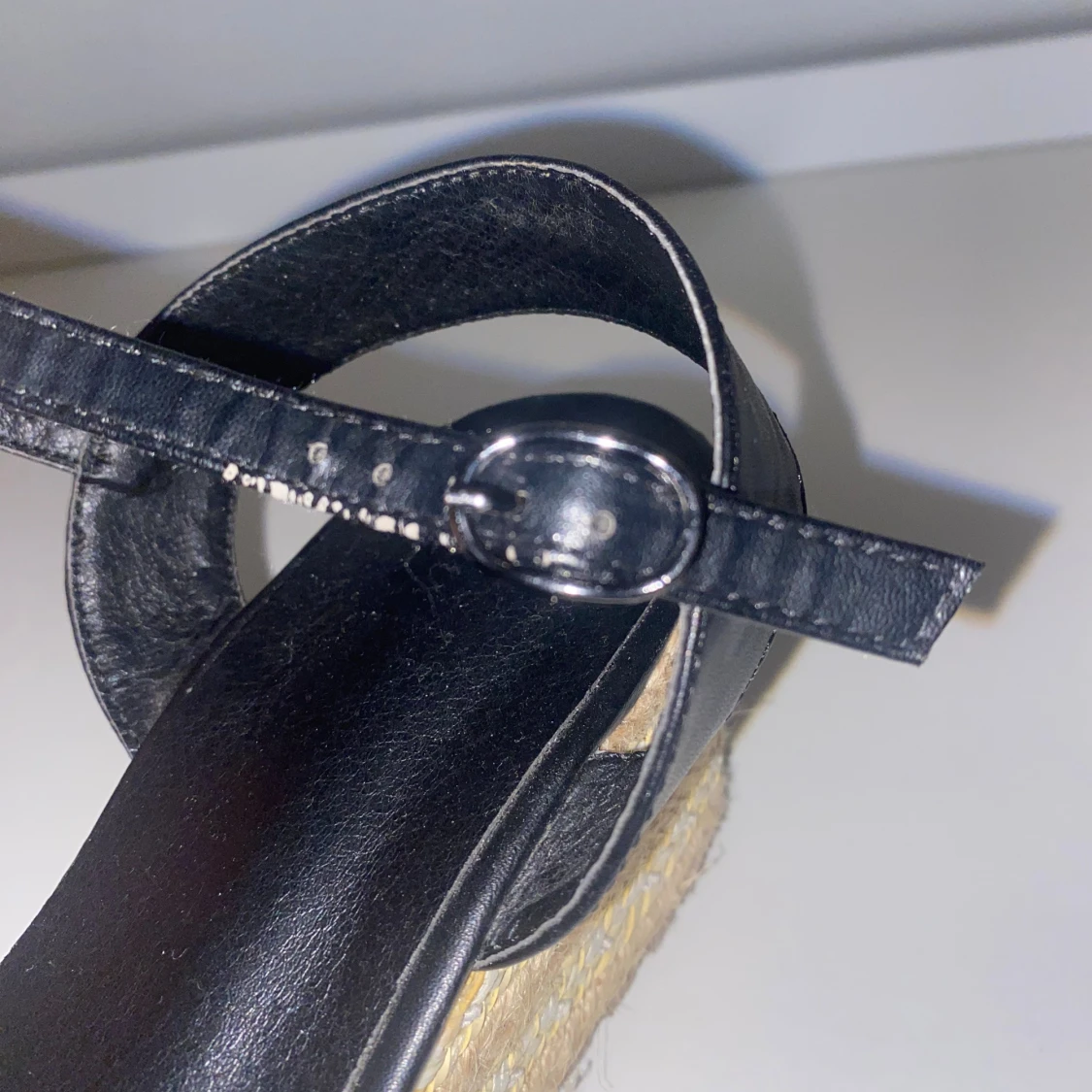 Svarta platåsandaler med flätad sula - 2