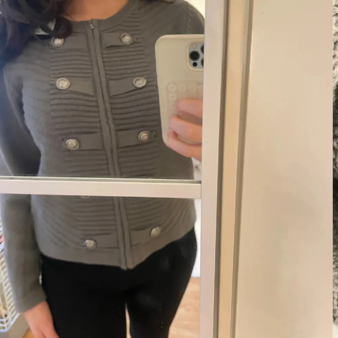 Grå kofta med dekorativa knappar Alice Bizous - 3