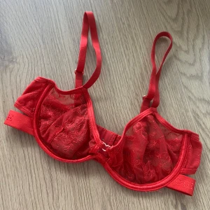 Lounge BH ❤️ - Supergullig röd mesh bh från Lounge, storlek 65C. Söta små hjärtan som detaljer. Tror att den eventuellt kan ha blivit tvättad lite för varmt då den blivit lite wonky när den ej sitter på. Fint skick i övrigt <3