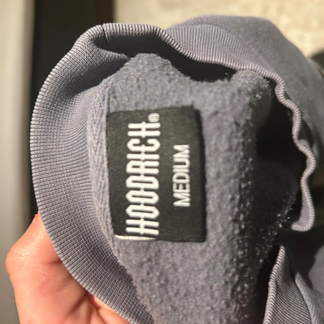 Grå crewneck från Hoodrich - 2