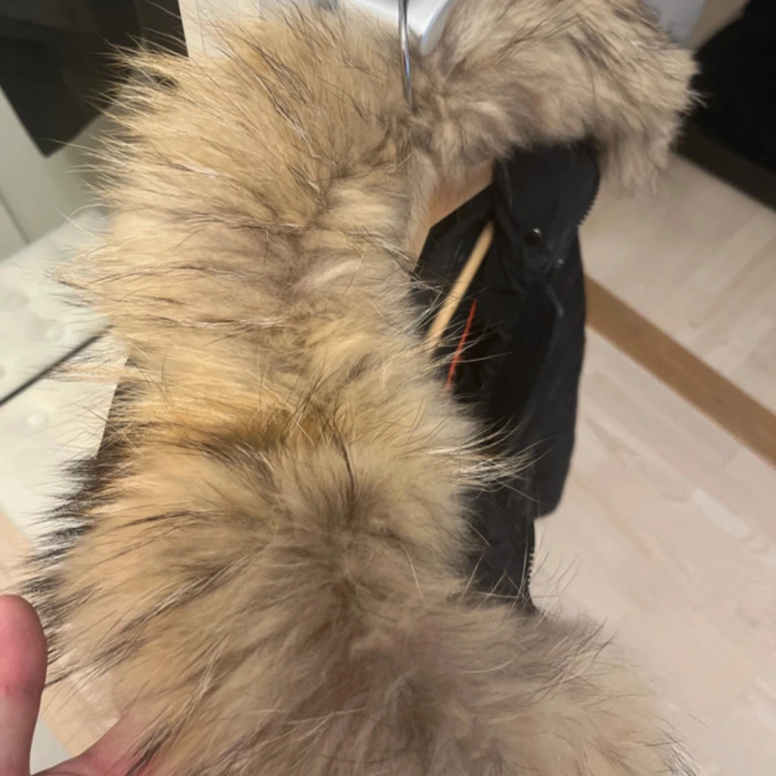 Svart pufferjacka Hollies med päls - 2