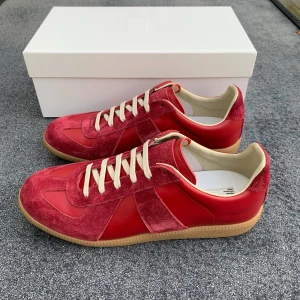 Maison margiela gats röda - Ett par riktigt feta maison margiela gats i storlek 43, box och dustbags fås med, skickar samma dag!